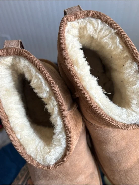 Like new UGGS Classic Shearling-Lined Suede Ankle Boots — Chestnut - Picture 4 of 6